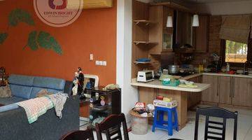 ruang makan rumah rapih halaman luas  di