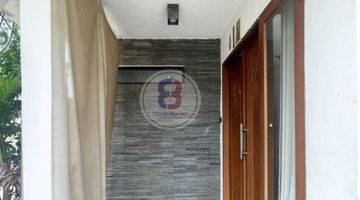 tampak depan rumah cantik di hoek semi
