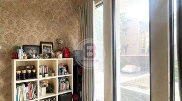 kamar tidur rumah cantik di hoek semi