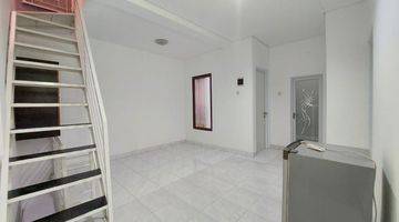 Gambar 1 Rumah 2 Lantai Bagus Semi Furnished SHM di Emerald Town House, Tangerang Selatan