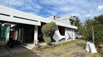 tampak depan disewakan lokasi strategis untuk usaha.