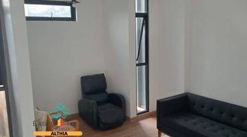 ruang keluarga rumah 2 lantai siap huni
