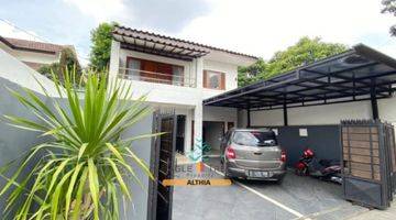 tampak depan dijual rumah 1,5 lantai terawat