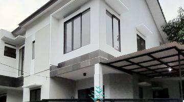 tampak depan dijual rumah 2 lantai minimalis