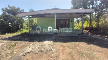 tampak depan tanah dan bangunan siap pakai