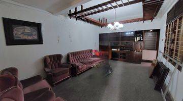 ruang tamu rumah lama tempat usaha prime