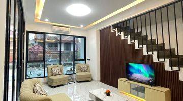 ruang keluarga rumah 2 lantai strategis di