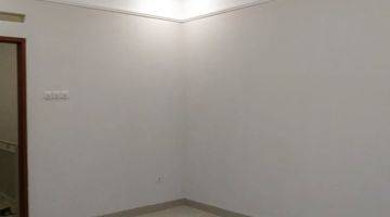 ruang keluarga rumah 2 lantai siap huni