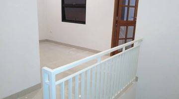 ruang keluarga rumah 2 lantai siap huni