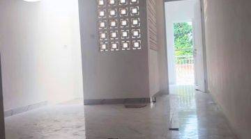 ruang tamu rumah baru 2 lantai di
