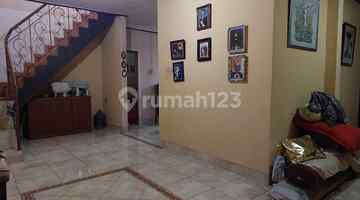 ruang keluarga rumah lokasi strategis, dekat lrt