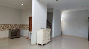tampak depan rumah 2 lantai di cinere