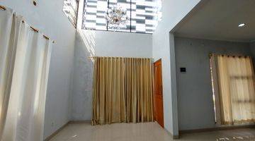 ruang tamu rumah 2 lantai di cinere