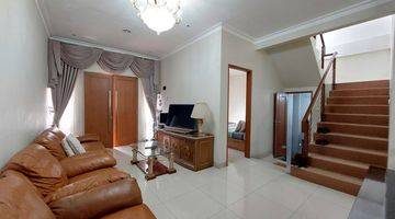 ruang tamu dijual rumah 2 lantai siap