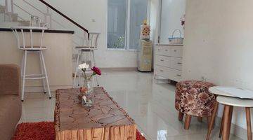 ruang tamu disewakan rumah 2 lantai furnished