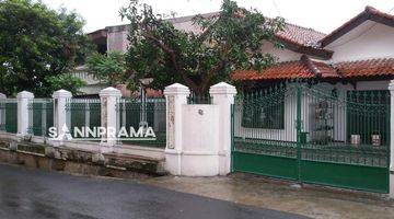 tampak depan rumah mewah bagus di jl