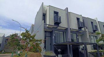tampak depan 3 lantai di jual rumah