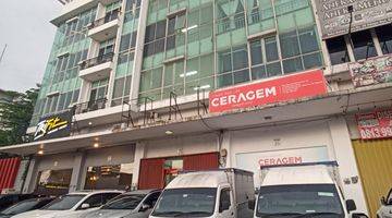tampak depan hadap jalan 4 lantai di