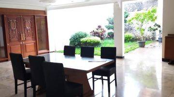 Gambar 1 Dijual rumah mewah kawasan elite setra sari kulon 2 lantai semi furnished ada halaman depan dan belakang