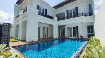 Gambar 1 Rumah mewah dengan private pool, lift, dan lantai marmer