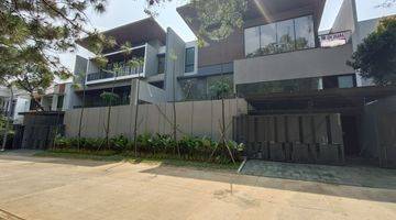 Gambar 1 Rumah Modern Tropis Dilengkapi Dengan Lift Dan Private Pool Depan Green Area. Sentul City, Bogor