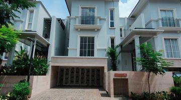 Gambar 1 Rumah luxury dalam town house Lebak Bulus Jakarta Selatan