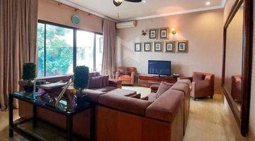 ruang tamu rumah mewah 2 lantai di