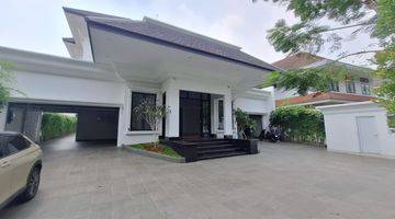 Gambar 1 Rumah Baru 2 Lantai Mewah ,ada Kolam Renang, Taman dan Ruang Terbuka di Menteng