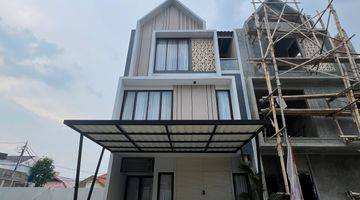 Gambar 1 Rumah 3 Lantai Baru SHM di Pejaten, Jakarta Selatan