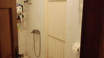 kamar mandi rumah di setrasari 2 lantai
