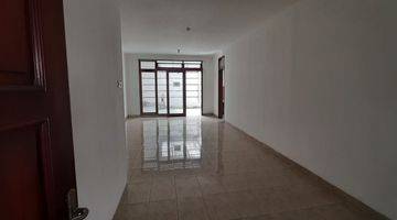 ruang tamu rumah nyaman di komplek kurdi