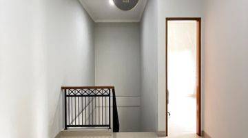 ruang keluarga rumah 2 lantai lokasi pinggir