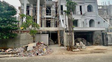 tampak depan rumah baru 3 lantai dalam