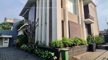tampak depan rumah mewah posisi hoek nuansa