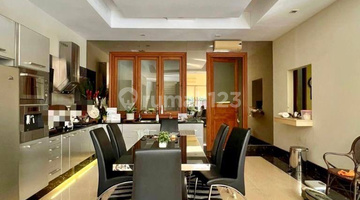 ruang makan rumah mewah posisi hoek nuansa