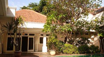 kolam renang disewakan rumah cantik dan bagus