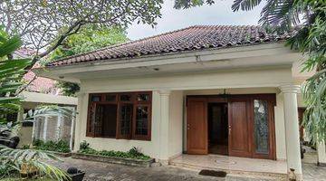 tampak depan disewakan rumah bagus terawat unfurnished