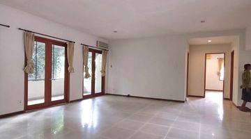 Gambar 2 Rumah 2 Lantai Bagus Semi Furnished di Simprug Garden, Jakarta Selatan