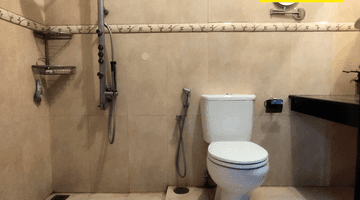 kamar mandi rumah di kota baru parahyangan