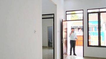 ruang tamu rumah siap huni di jual