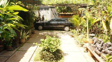 garasi/carport rumah nuansa joglo di tengah
