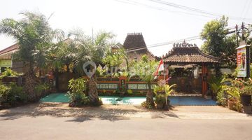 tampak depan rumah nuansa joglo di tengah
