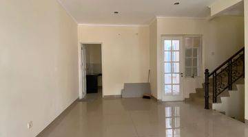 ruang tamu rumah di green lake cluster
