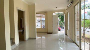 ruang keluarga rumah di green lake cluster