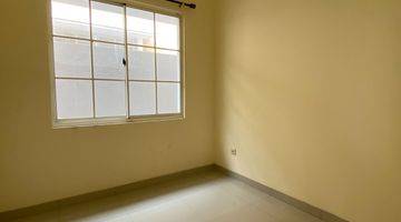 kamar tidur rumah di green lake cluster