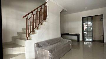 ruang tamu rumah di green lake cluster