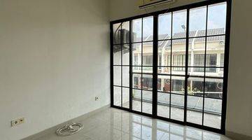 kamar tidur rumah di green lake cluster
