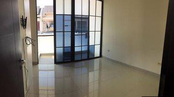 Gambar 2 Rumah di green lake cluster East Asia, semi furnished, rapih 