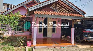 tampak depan dijual rumah shm dengan tanah