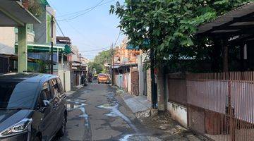 Gambar 1 Rumah Sudah Renovasi Tinggi Dari Jalan di Kelapa Gading